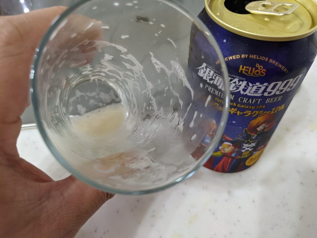 グラスに入った「ハーロックのギャラクシーIPA」を飲み終えたところ