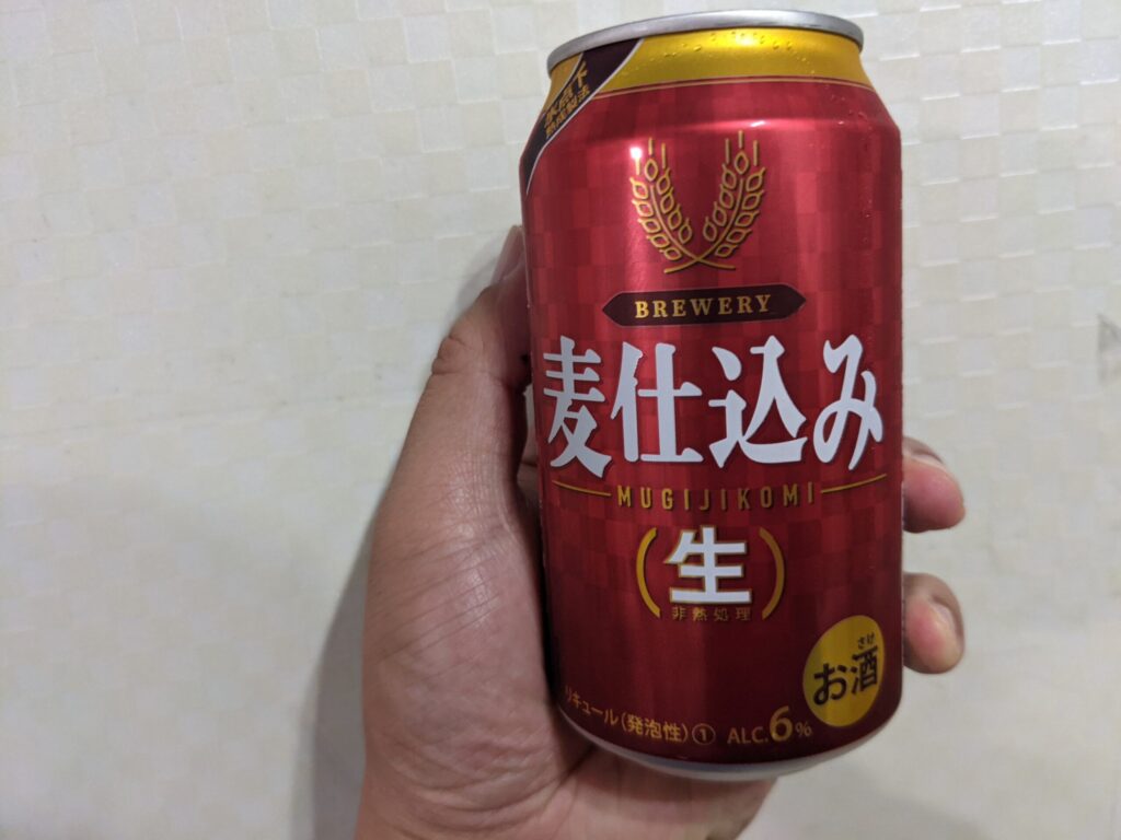 「麦仕込み（生）」を手で持っているところ