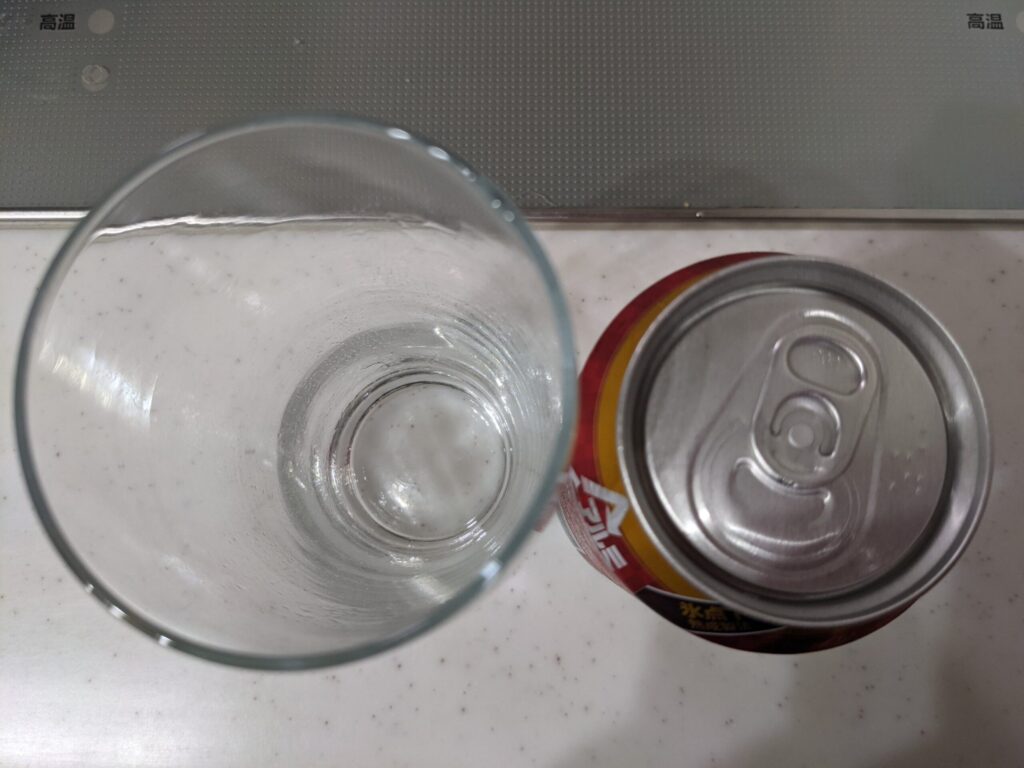 上から見たグラスと缶の「麦仕込み（生）」