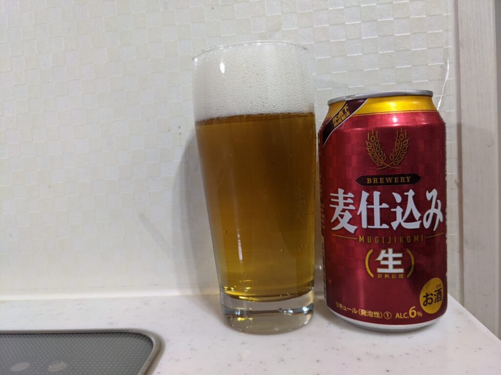 「麦仕込み（生）」が注がれたグラスとその缶