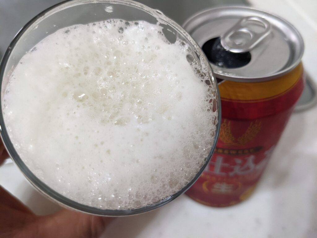 「麦仕込み（生）」を飲むところ