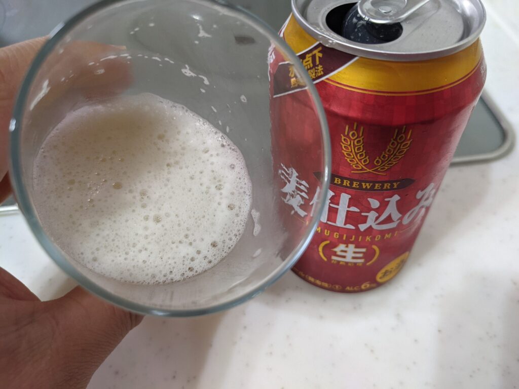 残り半分程の「麦仕込み（生）」が入ったグラス