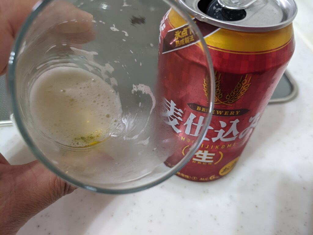 残り一口程の「麦仕込み（生）」が入ったグラス