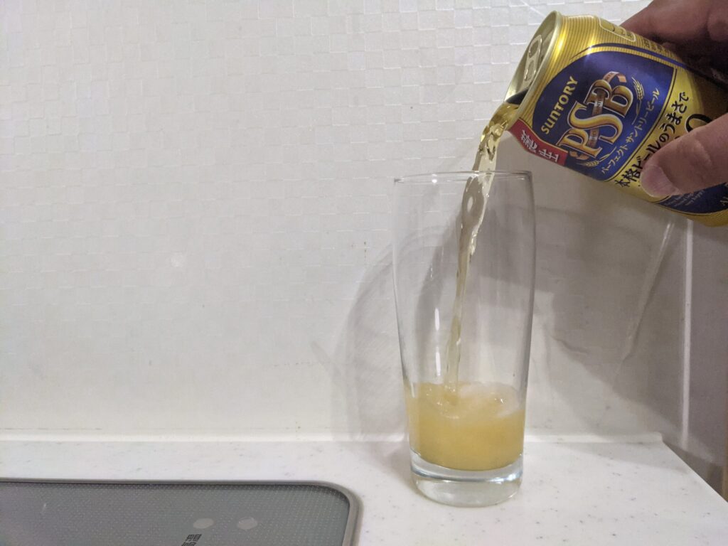 グラスにサントリーパーフェクトビールを注いだところ