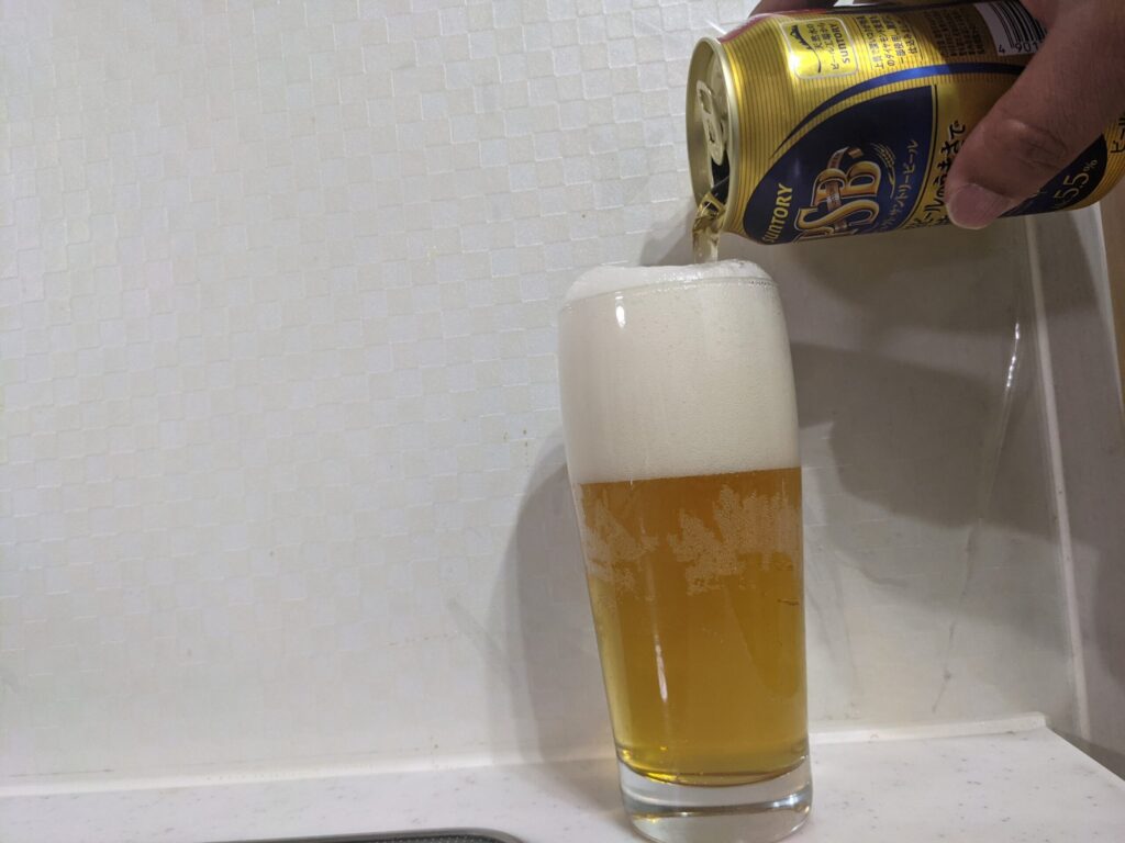 グラスにサントリーパーフェクトビールをほぼ満タン注いだところ
