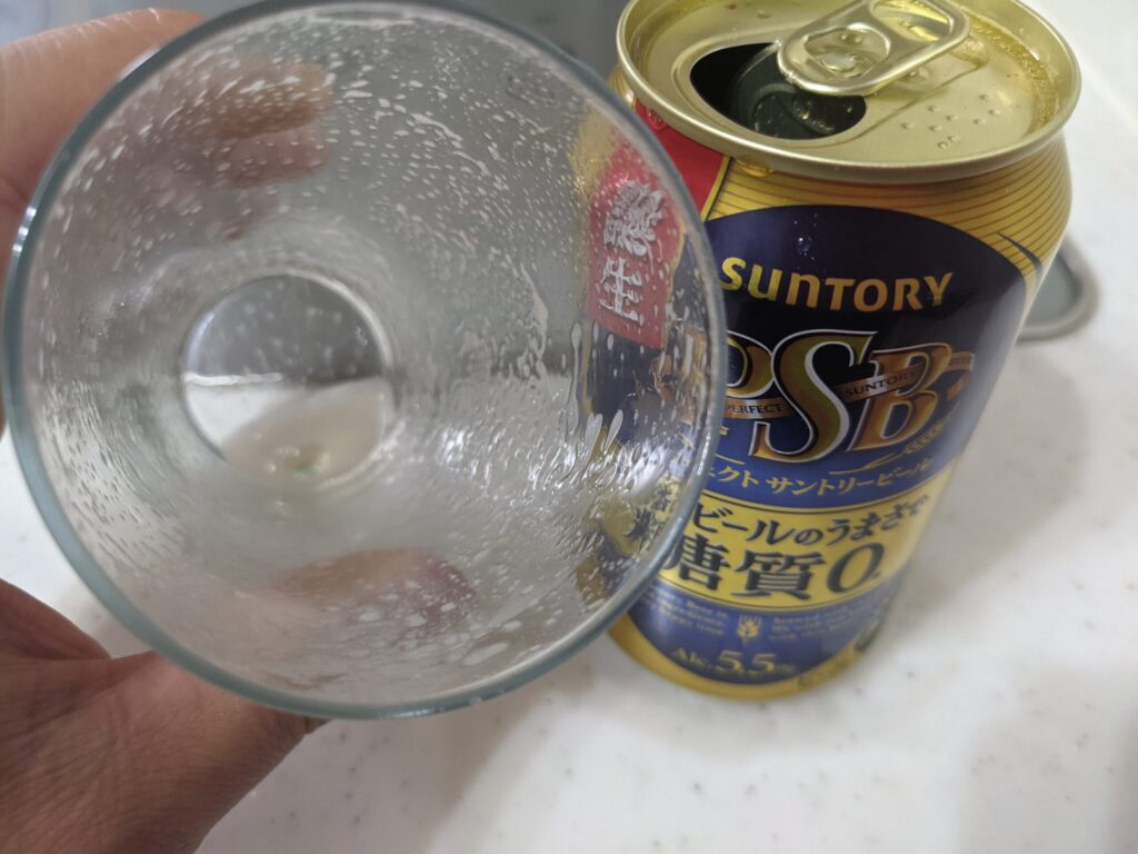 グラスに注がれたサントリーパーフェクトビールを飲み終えたところ