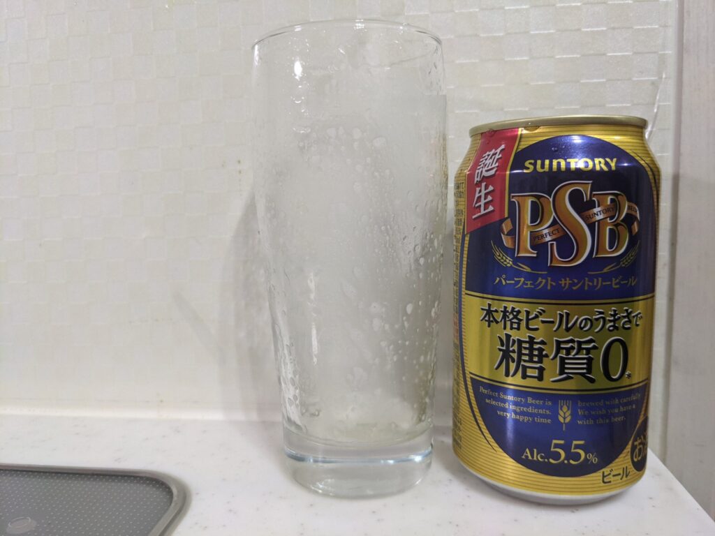 サントリーパーフェクトビールを飲み終えたグラスとその空き缶