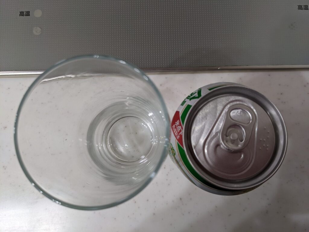 上から見たグラスと缶の「ドラフトグリーン（トライアル）」