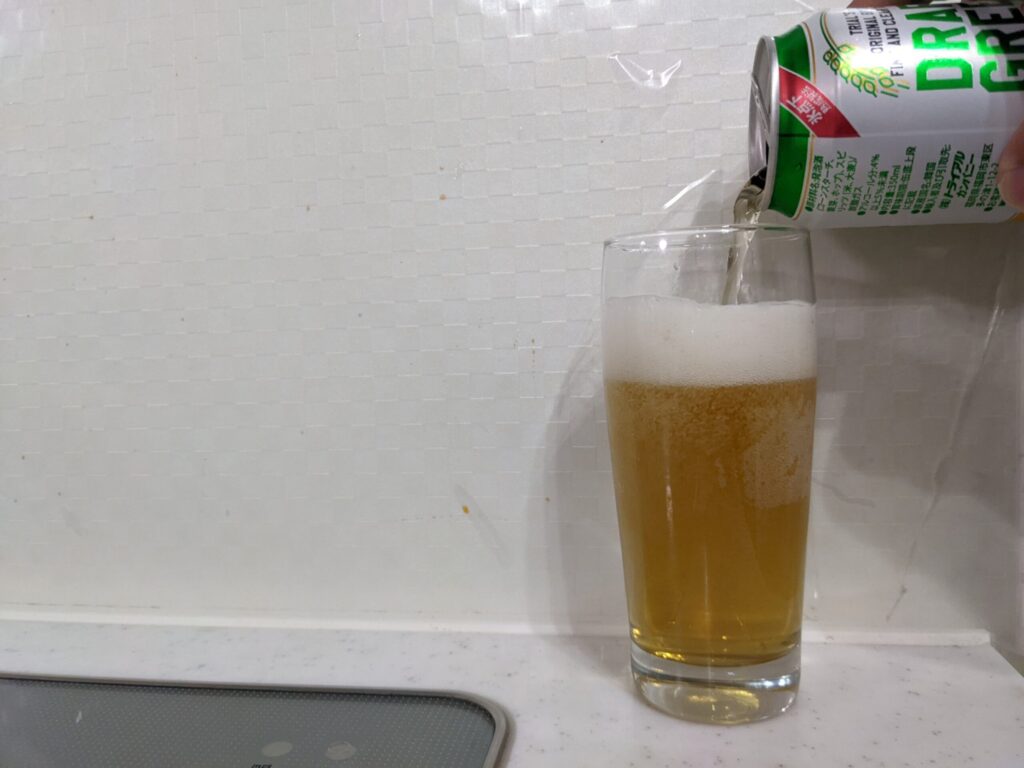 グラス8割程に「ドラフトグリーン（トライアル）」を注いだところ