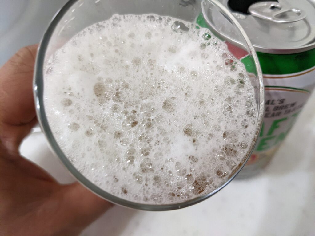 「ドラフトグリーン（トライアル）」を飲むところ