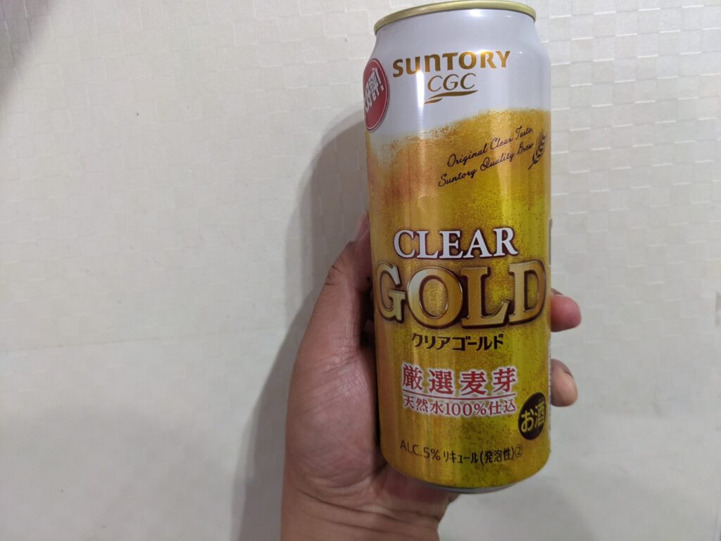 「クリアゴールド（サントリーCGC）」を手で持っている