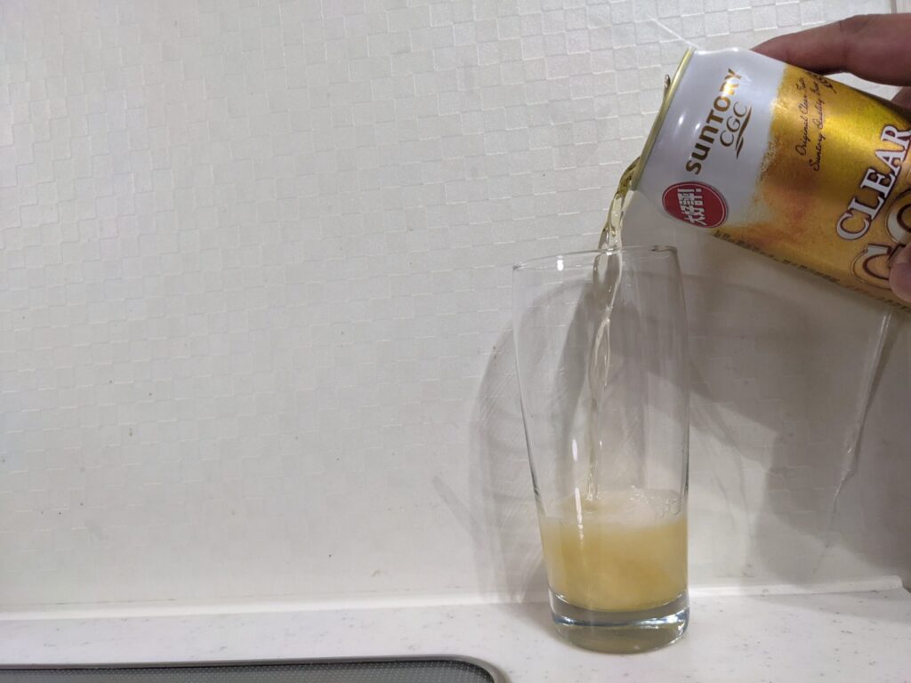 グラスに缶の「クリアゴールド（サントリーCGC）」を注いだところ