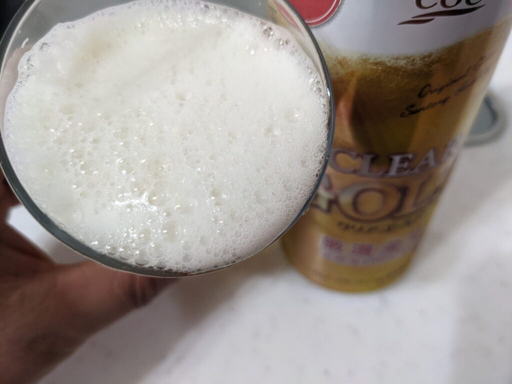 「クリアゴールド（サントリーCGC）」を飲むところ