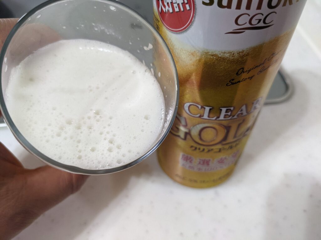 「クリアゴールド（サントリーCGC）」を一口飲んだところ