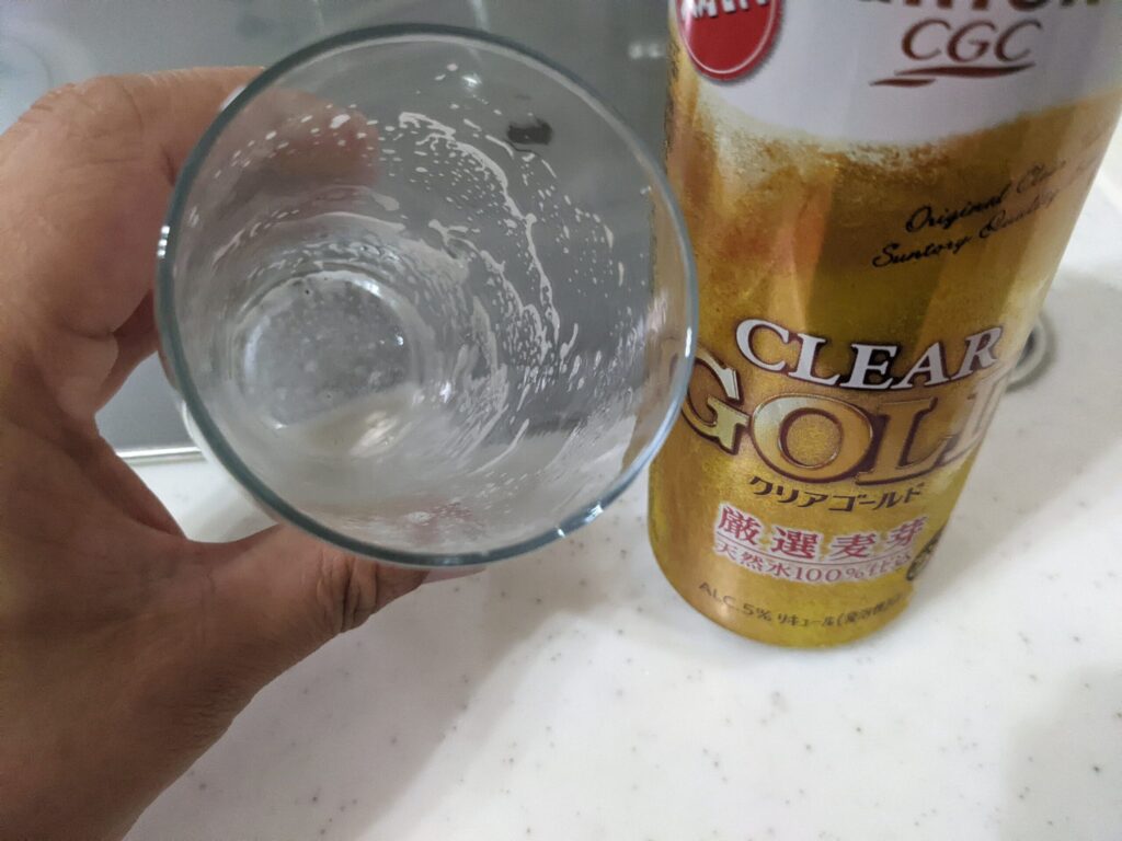 グラスに入った「クリアゴールド（サントリーCGC）」を飲み終えたところ
