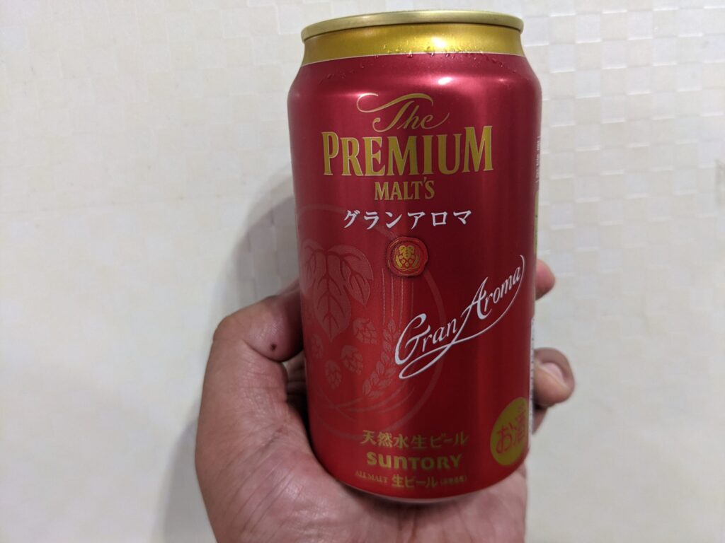 「ザ・プレミアム・モルツ〈グランアロマ〉」を手で持っているところ