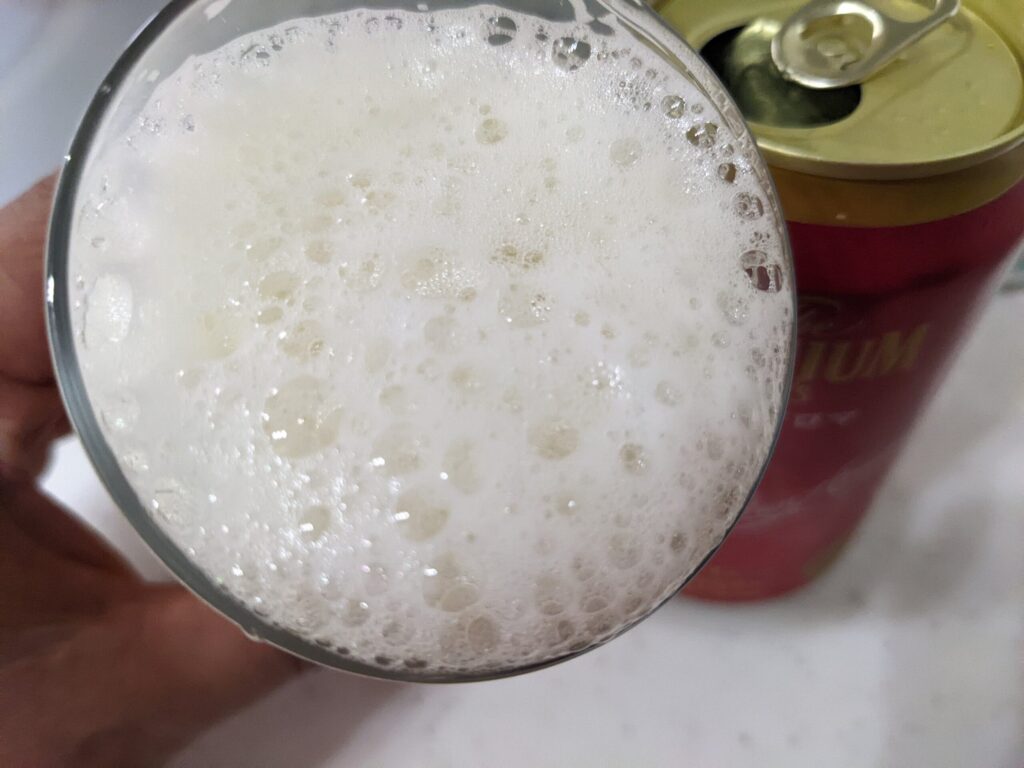 「ザ・プレミアム・モルツ〈グランアロマ〉」を飲むところ