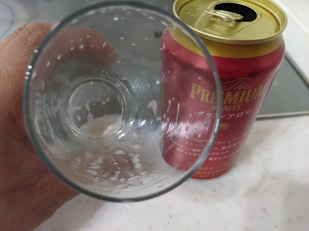 グラスに入った「ザ・プレミアム・モルツ〈グランアロマ〉」を飲み終えたところ
