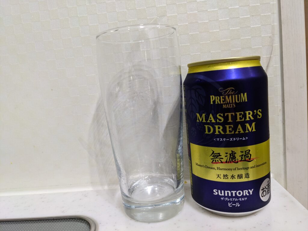 グラスと缶の「マスターズドリーム無濾過」