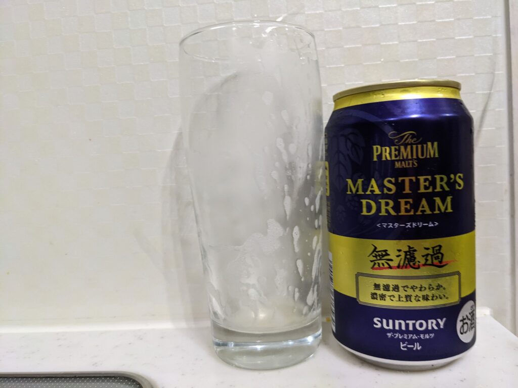 「マスターズドリーム無濾過」を飲み終えたグラスとその空き缶