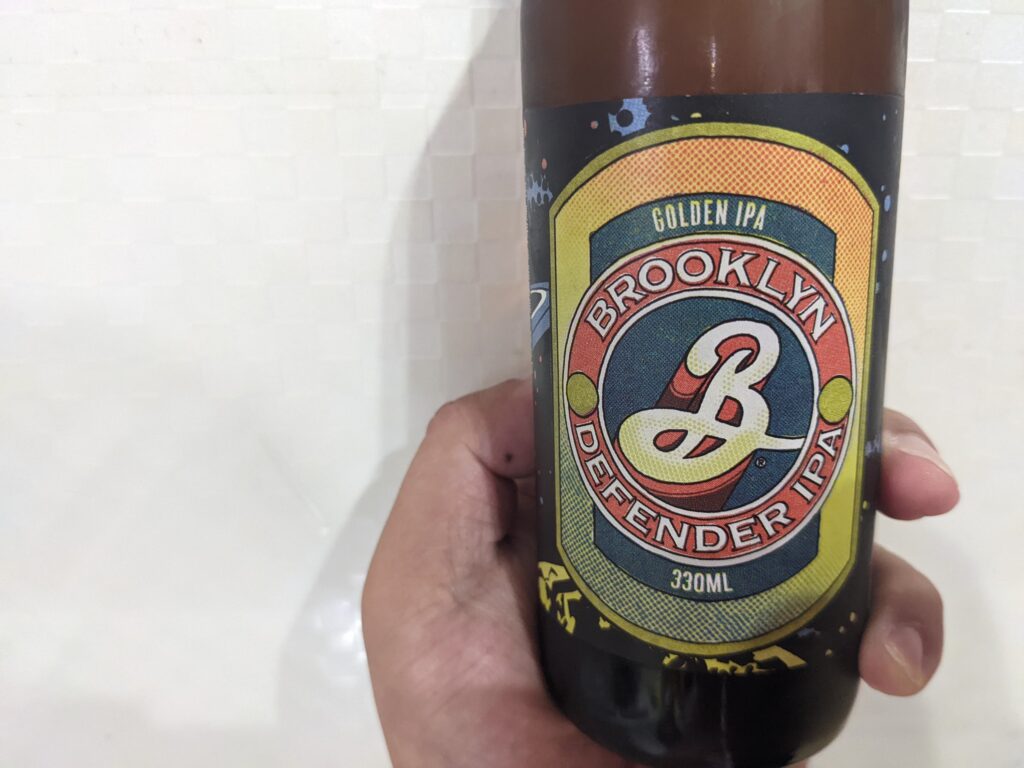 「ブルックリンディフェンダーIPA」の瓶のアップ