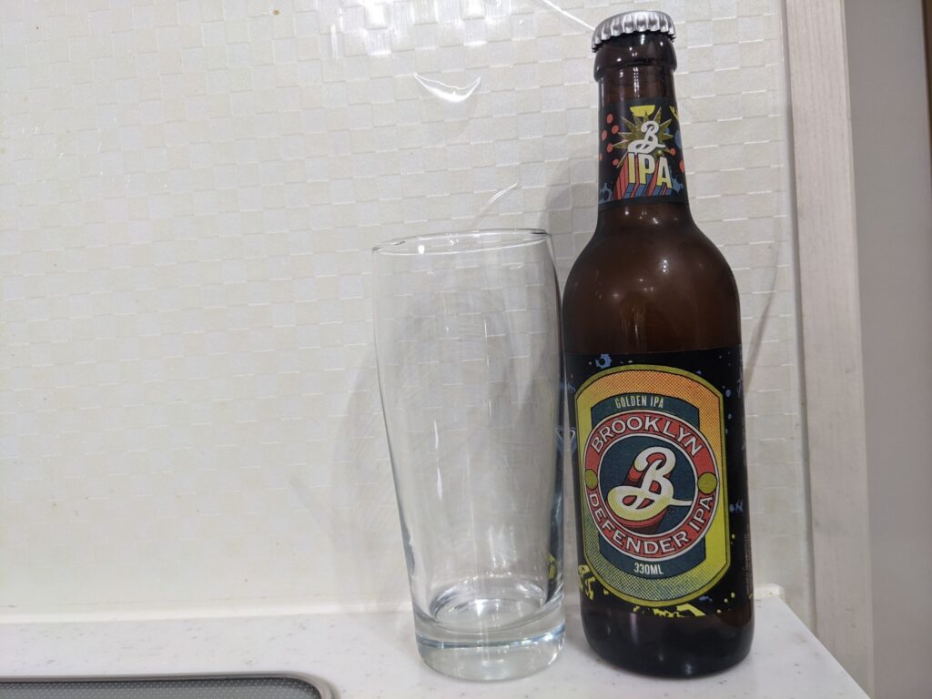 グラスと瓶の「ブルックリンディフェンダーIPA」