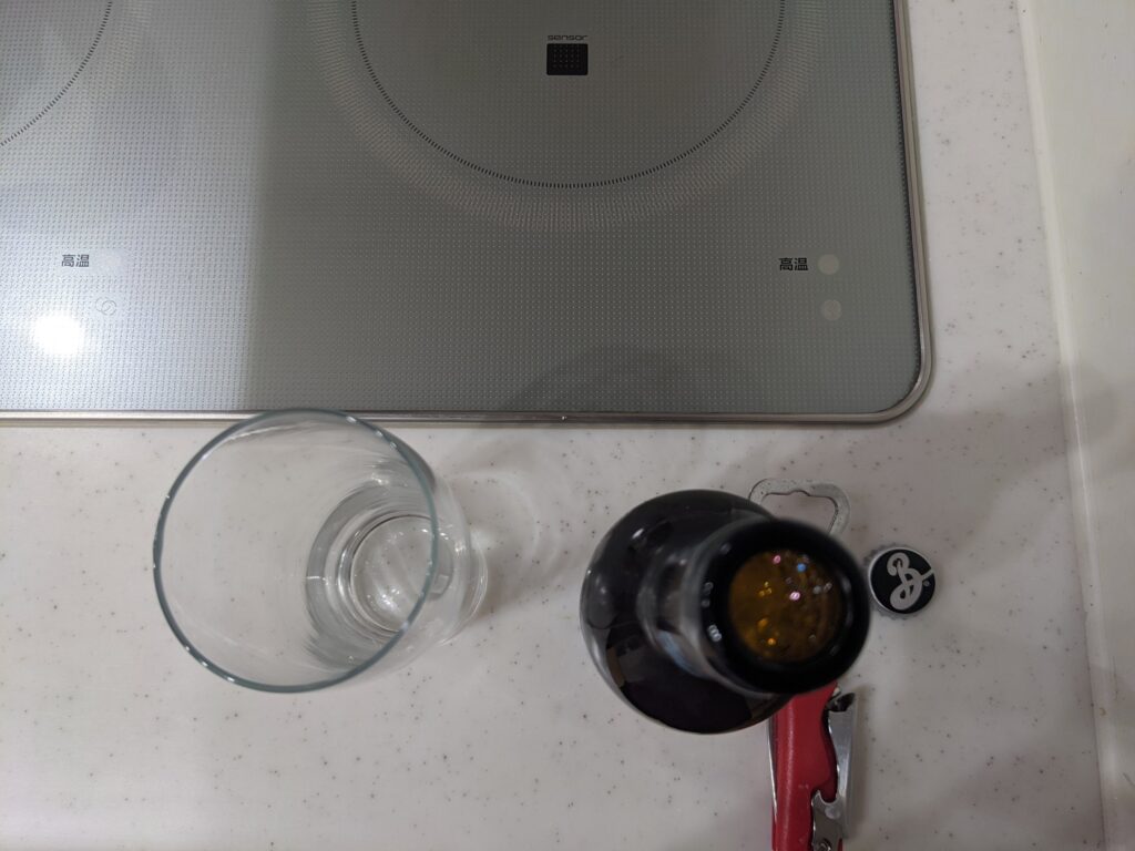 「ブルックリンディフェンダーIPA」の瓶のフタを開けたところ
