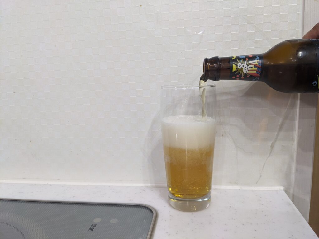 グラス6割程まで「ブルックリンディフェンダーIPA」を注いだところ
