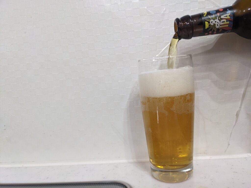 グラス9割程まで「ブルックリンディフェンダーIPA」を注いだところ