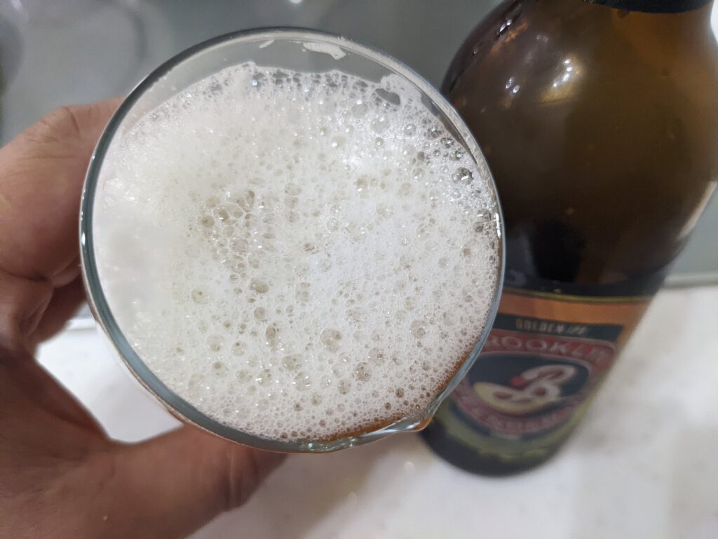 「ブルックリンディフェンダーIPA」を飲むところ