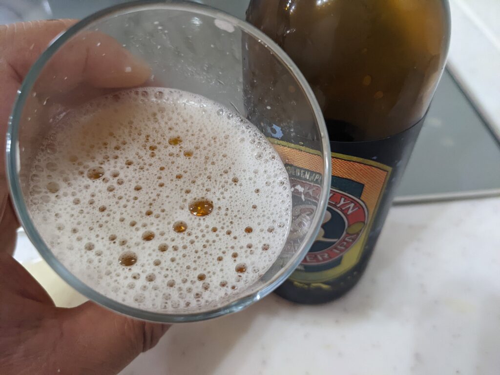 「ブルックリンディフェンダーIPA」を二口程飲んだところ