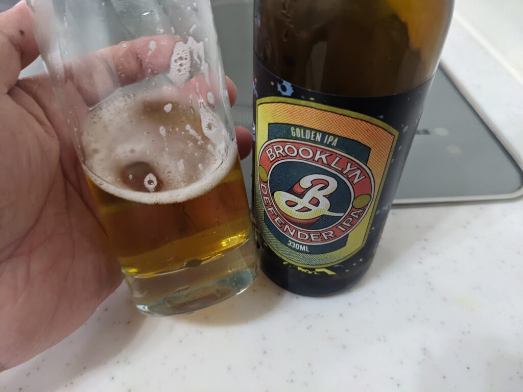 残り2割程のグラスに残った「ブルックリンディフェンダーIPA」