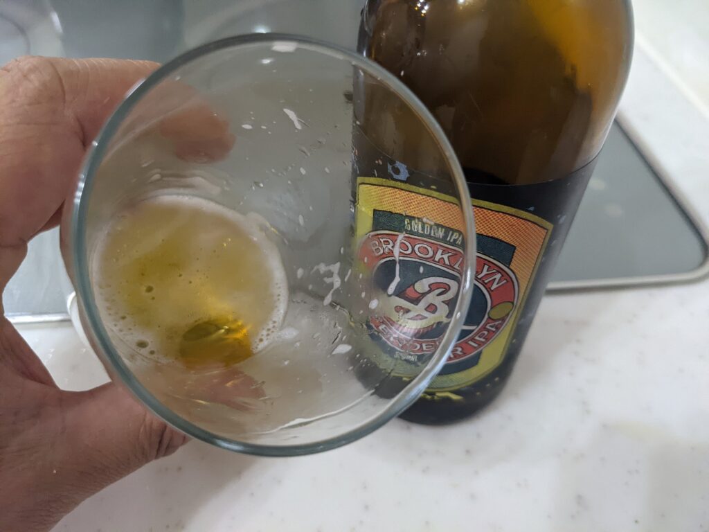 残り1割程のグラスに残った「ブルックリンディフェンダーIPA」