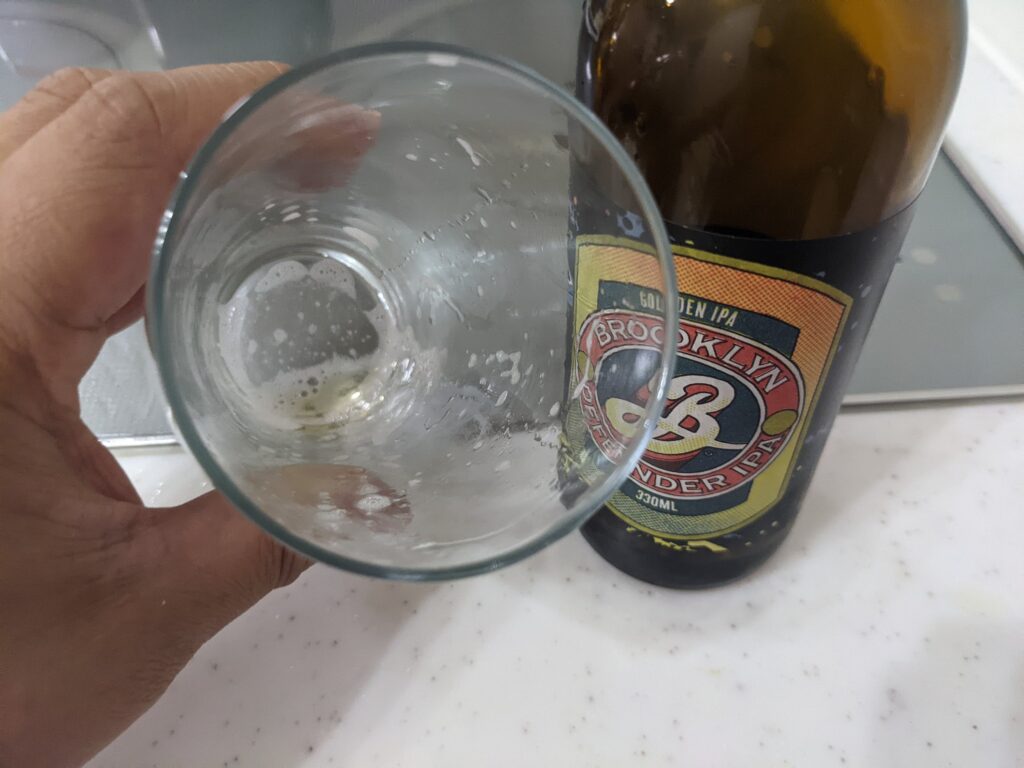グラスに入った「ブルックリンディフェンダーIPA」を飲み終えたところ