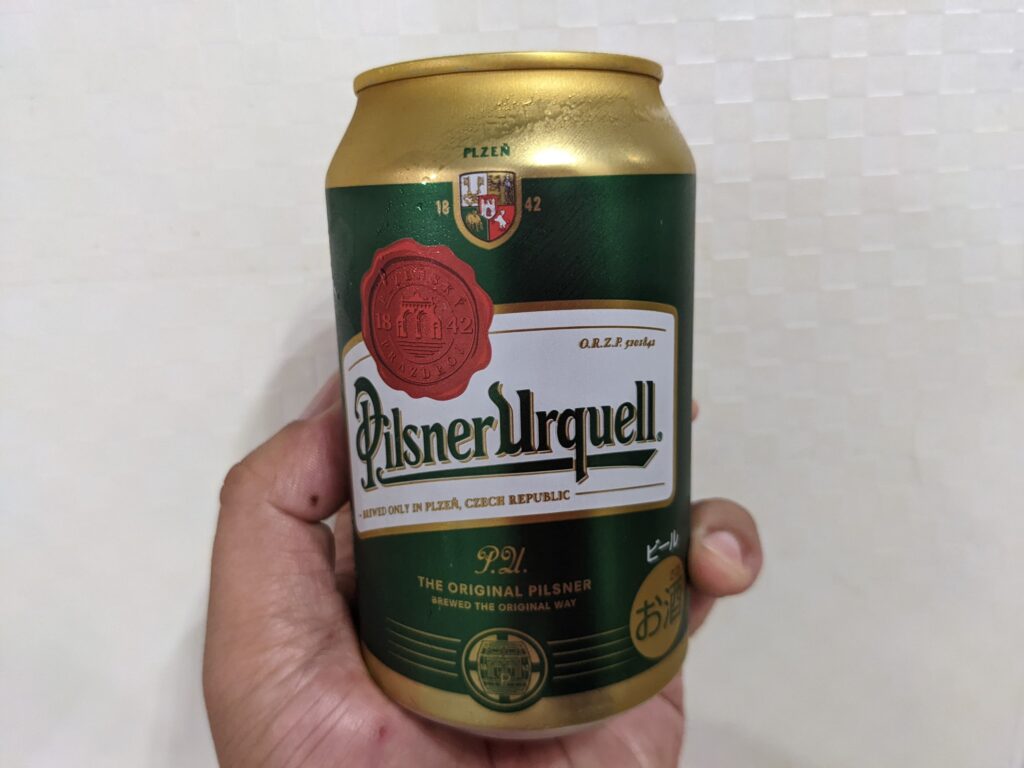 「ピルスナーウルケル」を手で持っている