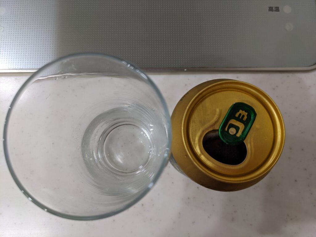 缶の「ピルスナーウルケル」のフタを開けたところ