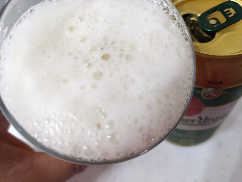 「ピルスナーウルケル」を飲むところ