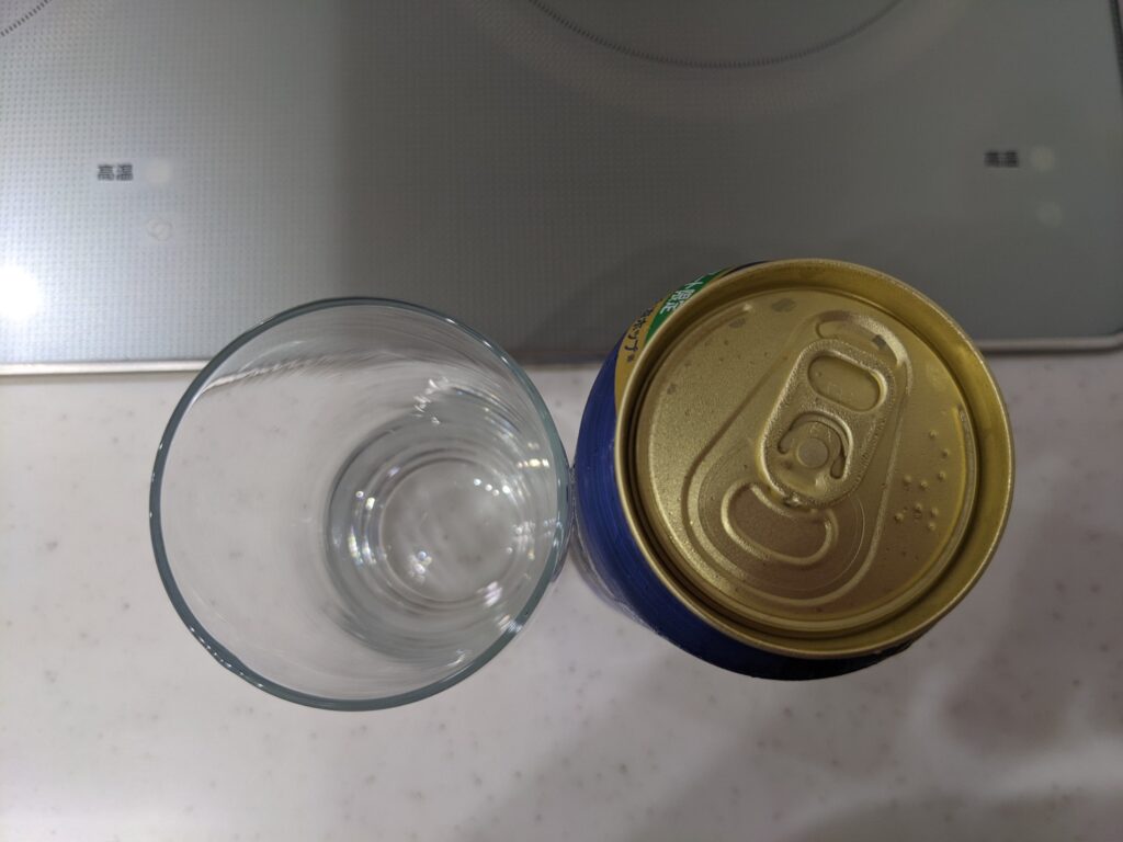 上から見たグラスと缶の「ビアサプライズ至福のキレ（サッポロ）」