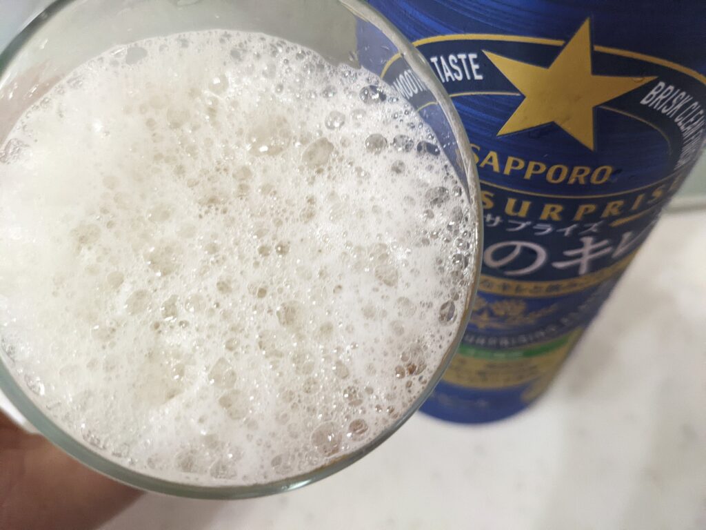「ビアサプライズ至福のキレ（サッポロ）」を飲むところ