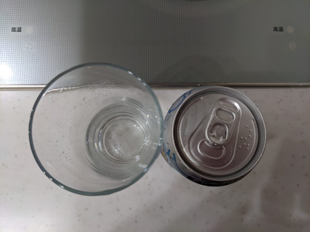 上から見たグラスと缶の「青い空と海のビール」