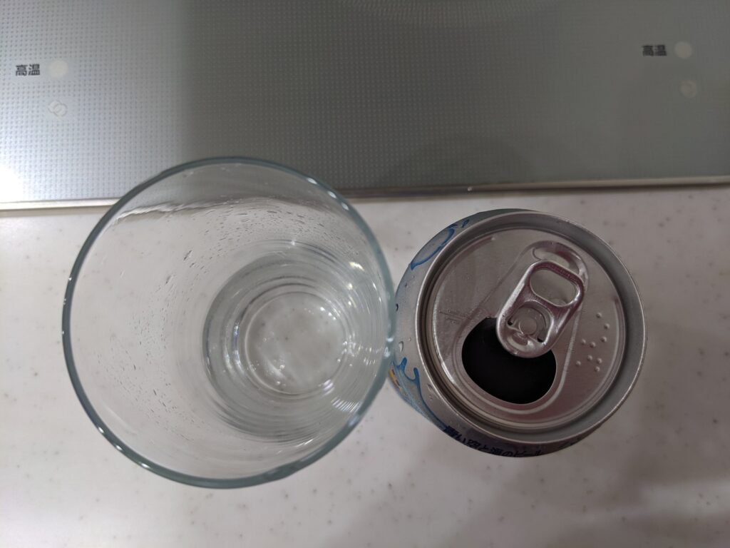 「青い空と海のビール」のフタを開けたところ