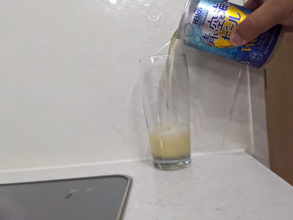 グラスに缶の「青い空と海のビール」を注いだところ