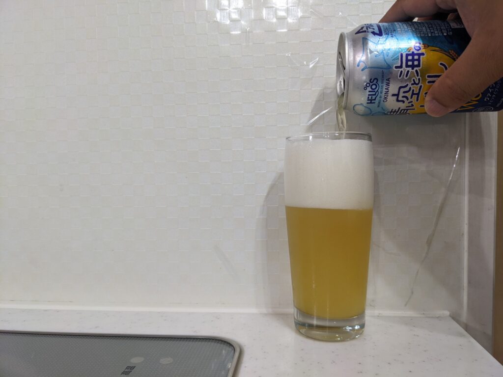 グラスに9割程「青い空と海のビール」を注いだところ