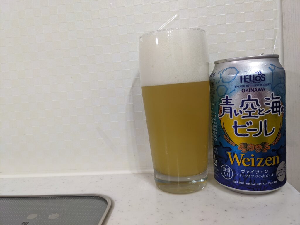 「青い空と海のビール」が注がれたグラスとその缶