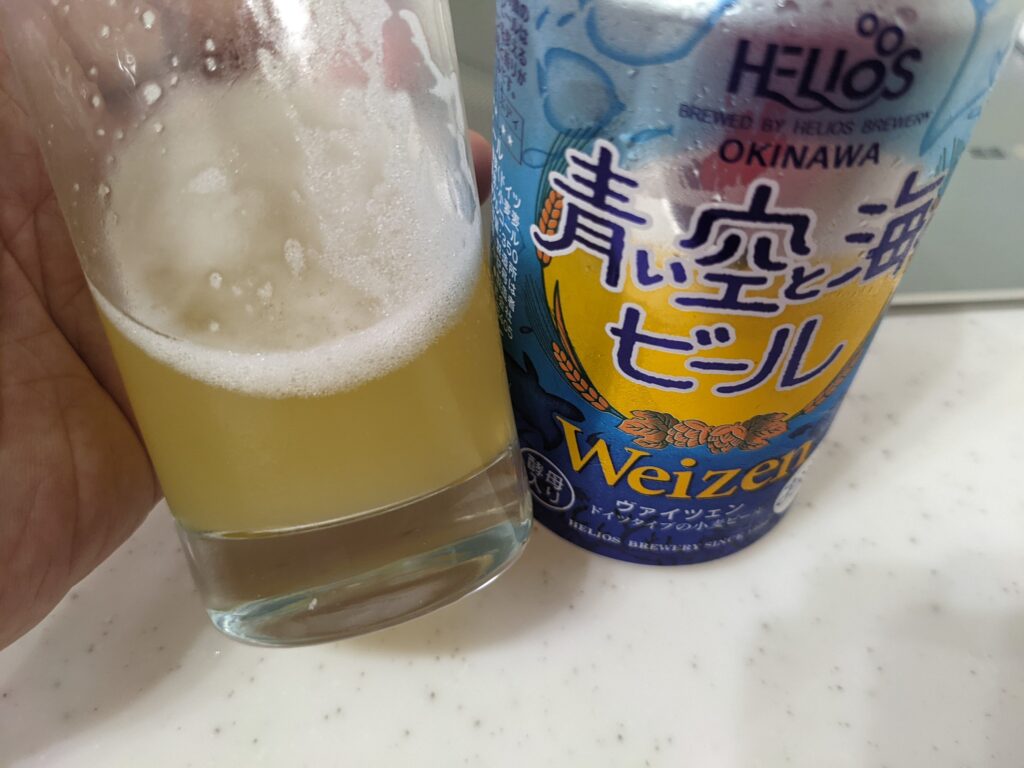 グラスに残り3割程入った「青い空と海のビール」