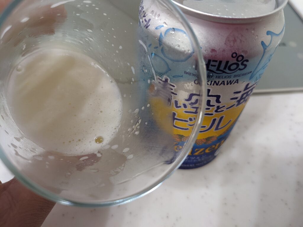グラスに残り2割程入った「青い空と海のビール」