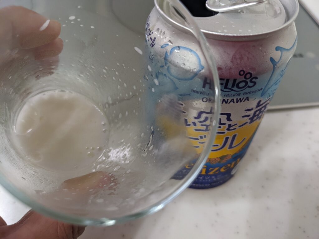 グラスに残った最後の一口の「青い空と海のビール」