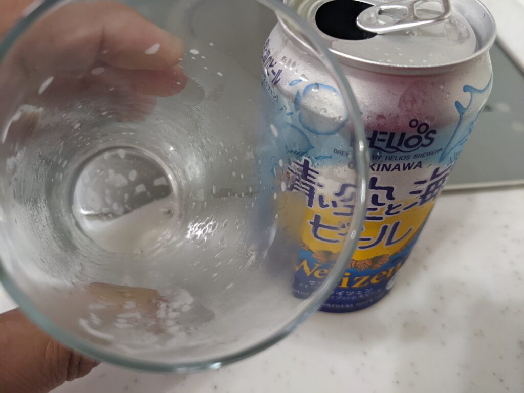 グラスに入った「青い空と海のビール」を飲み終えたところ