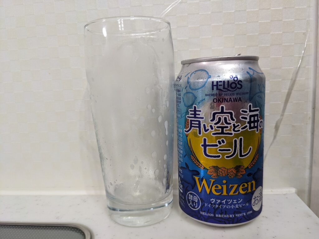 「青い空と海のビール」を飲み終えたグラスとその空き缶