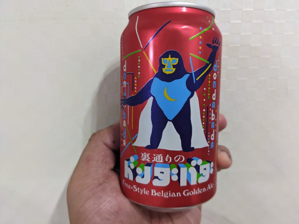 「裏通りのドンダバダ」を手で持っている